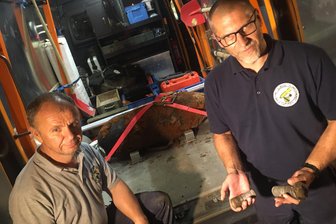 Fliegerbombe in Leipziger Innenstadt entschärft - Die Fliegerbombe wurde erfolgreich entschärft von Daniel Großer-Scholz (rechts) und Jörg Möller (links).