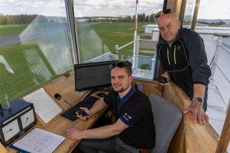 Fliegerklub Auerbach: Die Segelflugzeuge kehren zurück - Thomas Scheffler (rechts) bildet Tommi Trommer (links) zum Flugleiter aus. Der Ellefelder ist bei einem Schnuppertag „hängengeblieben“ und längst begeisterter Pilot.
