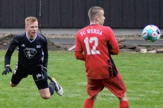 Fliegt Syrau weiter ins Endspiel? - Max Rudisch (links) erzielte am vergangenen Wochenende beim FC Werda mit einem Flugkopfball das zwischenzeitliche 1:1. In der zweiten Halbzeit legte er beim 3:2-Sieg einen weiteren Treffer nach. Auch am Wochenende will er mit seinen Toren dem SCS helfen, das Endspiel dann wieder in Werda zu erreichen. In der zweiten Runde um den Vogtlandpokal traf Rudisch ebenfalls zweimal gegen den FC Werda.