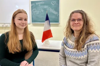 Fließend französisch sprechen: Ein Sprachdiplom mit Seltenheitswert im Erzgebirge - Jolin Hartwig hat mit der Hilfe von Lehrerin Anja Schmidt ein besonderes Französisch-Diplom abgelegt.