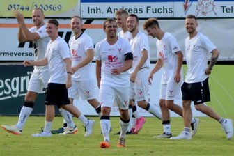 Flitzer, Ehrentreffer und sonstige Überraschungen: So lief das Vogut-Finale gegen den VfB Auerbach - Der Star der Show: Ruven Rittrich vom FC Werda (Mitte) erzielte für die Vogut-Elf den Ehrentreffer. Von den Zuschauern erhielt er dafür jede Menge Beifall.