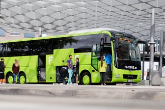 Flixbus baut Angebot im Erzgebirge aus: Wo die Fernbusse künftig halten - Das Fernbusunternehmen Flixbus legt künftig an mehreren Stellen einen Stopp im Erzgebirge ein.
