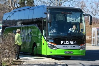 Flixbus hält nach Corona-Pause wieder in Stollberg - Ist zurück im Erzgebirge: Ein Fernbus des Anbieters Flixbus machte am Freitag einen Stopp in Aue. Zudem wird in Stollberg gehalten.
