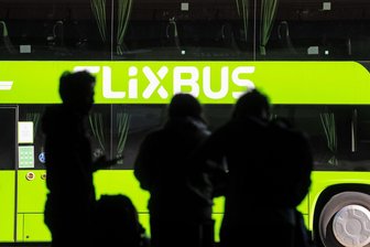 Flixbus weitet Angebot zum Flughafen BER aus - Der Fernbusanbieter Flixbus will mehrere Städte in Ostdeutschland neu mit dem Flughafen Berlin-Brandenburg verbinden. (Archivbild)