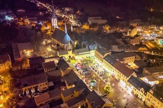 Flockenwirbel und Andrang beim Stadtadvent in Burgstädt - Der diesjährige Stadtadvent aus der Vogelperspektive. Foto: Ralf Jerke
