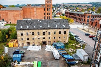 Flöha bekommt einen Markt mit Bäumen, Wasser und Geschichten - So sieht die Fläche des künftigen Marktplatzes mit Blick aus dem Altbaukomplex aktuell aus.