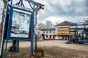 Flöha bekommt neuen Bahnhofsvorplatz - und was wird aus dem Bahnhofsgebäude? - Der Bahnhofsvorplatz in Flöha wird im nächsten Jahr neu gestaltet. Mehr Grün, neue Bänke und Laternen sind geplant. Nach dem Aufstellen einer Toilettenanlage und der Sanierung des Nachtzuganges ist das der dritte Baustein für ein attraktiveres Bahnhofsumfeld.