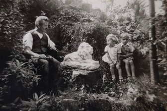 Flöha: Das Rätsel um den Anton-Günther-Gedenkstein im Wald ist gelöst - Eine Aufnahme von Max Oettel aus Flöha, der den Anton-Günther-Gedenkstein zusammen mit Curt Schönherr errichtet hat. Hier arbeitet er wohl gerade an dem Löwen, der am Ufer des Gartenteichs seinen Platz hatte.