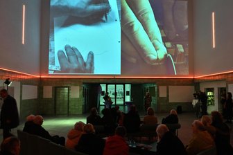 Flöha: Die Rückkehr des Bahnhofskinos - Der Flöhaer Kulturbahnhof hat sich in ein Kino verwandelt. Bis 2. Dezember sind dort poetische Filme von Donata Wenders, unter anderem die „Ode an das Handwerk“, zu sehen.