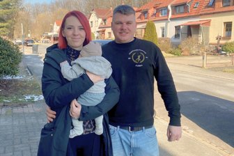 Flöha: Ein Leben am Abgrund und der Traum eines Fensterputzers - Jan-Sören Bruelheide mit seiner Freundin Antonia Thiel und dem gemeinsamen Sohn in Flöha.
