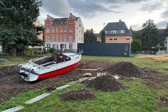 Flöha: Ein Schiffscontainer, ein Segelboot und ein Eismann in der Klemme - Auf dem Eckgrundstück Augustusburger Straße/Lessingstraße steht seit Mitte August ein 40-Fuß-Überseecontainer. Seit zwei Wochen hat auch noch ein Boot hier festgemacht. Das sorgt in Flöha für Gesprächsstoff und Gerüchte.