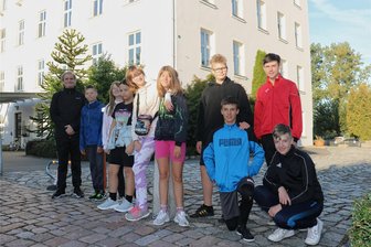Flöha: Einst gab es in Fabriken Klassenzimmer - Die Klasse 7 B des Förderzentrums Flöha machte während der Herbstwanderung mit Lehrer Steffen Dutsch (links) auch am Anger Station.