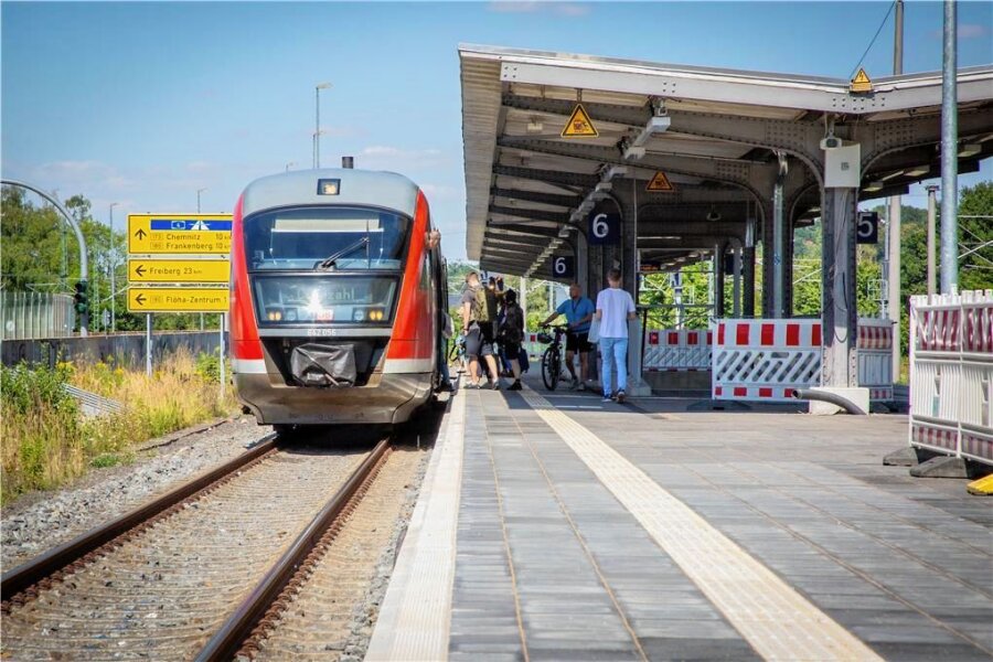 Flöha: Endspurt beim Bahnsteigumbau - Am modernisierten Doppelbahnsteig 5/6 wird ab nächste Woche der erste Aufzug eingebaut. 