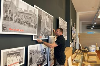 Flöha: Endspurt für Dauerausstellung zur Geschichte der Alten Baumwolle - Ingolf Eckardt vom gleichnamigen Montageservice arbeitet in der neuen Flöhaer Dauerausstellung.