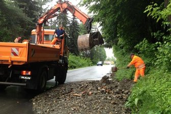 Flöha/Erdmannsdorf: Kampf gegen Geröllmassen und Wasser - Mitarbeiter der Straßenmeisterei beräumen die B 180 in Erdmannsdorf, die mehrere Stunden gesperrt war.