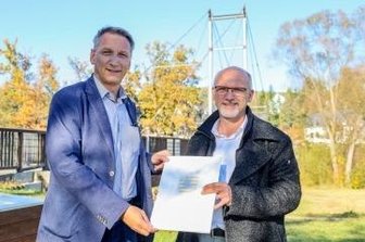 Flöha erhält Fördergeld für Stegbrücke - Torsten Stanko (r.) vom Lasuv mit dem Fördermittelbescheid für Volker Holuscha.