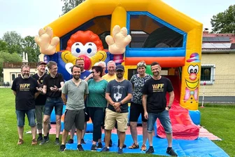Flöha feiert die große Kindertagsparty an der Zschopau - Hüpfburg steht bereit: Mitglieder der Wählerinitiative Flöha-Falkenau laden zur Kindertagsparty.