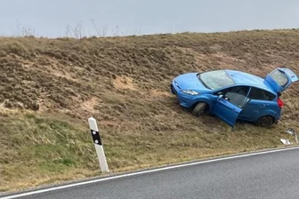 Flöha: Fordfahrerin mit Glück im Unglück - Auf dem Golfplatz-Kreisel in Flöha ist am Dienstag ein Pkw Ford von der Straße abgekommen.
