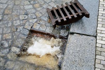 Flöha/Frankenberg: Regengebühr bereitet Bauchschmerzen - Regenwasser, das in die Kanalisation fließt, ist nicht für nass: Der Grundstückseigentümer soll dafür künftig eine gesonderte Gebühr zahlen. Für die Bürger könnte das unterschiedliche Folgen haben.