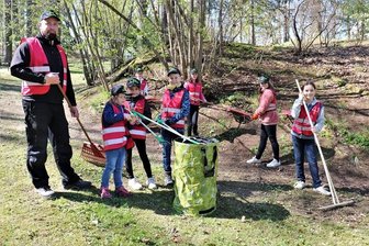 Flöha: Frühjahrsputz im Baumwollpark - Beim Frühjahrsputz im Park Flöha waren auch die "Jungen Helfer" um Michael Frenzel (l.) mit dabei