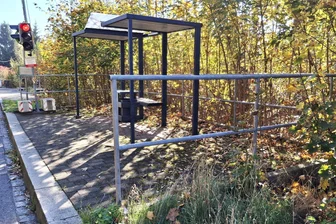 Flöha: „Gefangen“ an der gefährlichen Bushaltestelle - Eltern kritisieren, dass die Bushaltestelle Gückelsberg für Kinder gefährlich sei. Die Stadt will jetzt zunächst das Geländer kürzen und stadtwärts ein Stück Gehweg bauen.