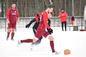 Flöha gegen  Langenau: Schwungvoller Härtetest auf rutschigem Untergrund - Flöhas Kapitän Dominik Ney enteilt hier Fortuna-Stürmer Fedor Ponomarenko, der das zweite Tor für Langenau markierte.
