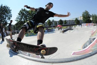 Flöha: Gesucht wird ein Platz, der junge Leute anlockt - Der Konkordiapark in Chemnitz gegenüber des Einkaufszentrums Ermafa-Passage ist ein beispielhafter Jugendtreff mit Skateranlage, Bolz- und Streetballplatz und Parkour-Areal.