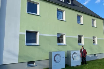 Flöha: Großvermieter startet Wärmepumpen-Pilotprojekt im Bestand - WVBG-Geschäftsführer Frank Böttcher an den Außeneinheiten der Wärmepumpen, die anstelle der Erdgas-Etagenheizung montiert wurde. Das Pilotprojekt soll zeigen, ob die Wärmepumpe als Heizung in Bestandsimmobilien sinnvoll funktioniert.