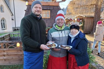 Flöha: Gückelsberger Klitscher-Rezept bleibt Geheimnis - Die Klitscher-Brigade Ronny Hanke, Jens Seidler und Elke Schlitter (v. l.) verkauften beim Adventszauber die Kartoffel-Spezialität.