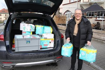 Flöha: Hilfsaktion für die Ukraine startet erfolgreich - 1 Kiste voll mit Zahnpasta und Damenhygiene sowie massig Babywindeln hatte Michael Halberstadt extra fuer die Hilfsaktion in Floeha eingekauft