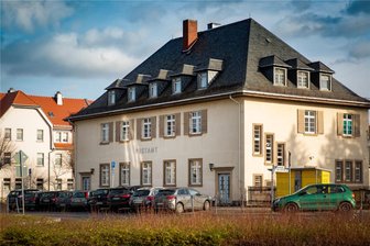 Flöha: Kehrt die Post ins alte Postamt zurück? - Steht sogar noch dran: Das frühere Postamt in Flöha, das inzwischen der Wohnungsgenossenschaft gehört, könnte eine Interimsfiliale beherbergen. Das bietet der Großvermieter an.