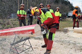 Flöha: Künftige Forstwirte beherrschen nicht nur die Kettensäge - Lennox Preuß (vorn) aus Frankenberg nahm am Leistungsvergleich der Forstwirt-Azubis in Flöha teil.