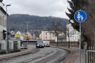 Flöha: Neue Asphaltdecke für knapp 200 Meter Ortsdurchfahrt - Die Augustusburger Straße in Flöha bekommt zwischen Heinrich-Heine-Straße und Zschopau-Brücke eine neue Asphaltdecke. Auch das Gehwegpflaster wird erneuert.
