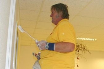 Flöha/Niederwiesa: Gemeinden investieren in Krippen - Maler Frank Kuhn sorgt in den neuen Krippenräumen in der Niederwiesaer Einrichtung "Pfiffikus" für den letzten farblichen Schliff.