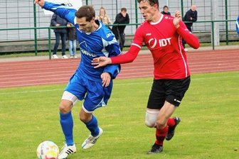 Flöha nur am Ende mit Köpfchen - Hier setzt sich der Flöhaer Dominik Ney (l.) gegen Luca Lautz vom VfB Annaberg durch. Am Ende trennten sich beide Teams remis. 