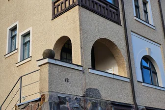 Flöha: Pyrotechnik-Explosion beschädigt historisches Gebäude - Der Eingangsbereich eines Wohnhauses in Flöha wurde Freitagabend mit Böllern beschädigt.