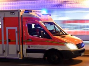 Flöha: Radfahrer stößt mit wegrollendem Kinderwagen zusammen - Ein 18-jähriger Fahrradfahrer ist durch einen Zusammenstoß mit einem Kinderwagen am Dienstagnachmittag in Flöha schwer verletzt worden.