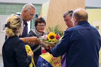 Flöha: Schon 12.000 Gäste erlebten „Verstrickungen“ - Volker Holuscha (2.v.l.) begrüßt die Jubiläums-Besucher der „Verstrickungen“.