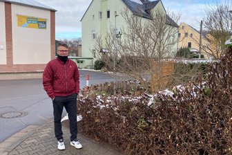 Flöha setzt die Heckenschere an - Ob die jemals wieder grün wird: Alexander Schubert vor seiner radikal beschnittenen Hecke in Falkenau.