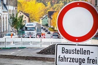 Flöha - umzingelt von Baustellen - Wegen der Erneuerung der Fahrbahndecke auf der B 173 in Flöha ist diesogenannte Schulbergkreuzung zum Nadelöhr geworden.