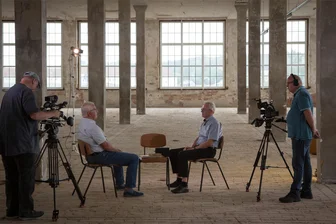 Flöha und die Baumwolle: Geschichten hinter den Zahlen - Das erste Zeitzeugeninterview mit Peter Richter (2. v. l.) fand am Montag im früheren Maschinensaal des Spinnerei-Neubaus in Flöha statt. Hubert Kösser (2. v. r.) führte das Gespräch, Dietmar Hösel (links) und Dirk Rudlet sorgten für Bild und Ton.