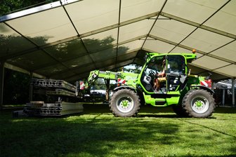 Flöha vor dem großen Jubiläumsfest: Tipps für Ur-Einwohner, Besucher und Wagemutige - Am Dienstag wurde das große Festzelt im Baumwollpark aufgestellt. Es ist der zentrale Punkt der Feier zum 625-jährigen Stadtjubiläum.