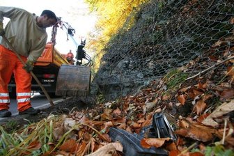 Flöha: VW-Fahrer beschädigt Felswand - Mitarbeiter der Straßenmeisterei des Landkreises Mittelsachsen haben am Freitag die Unfallstelle geräumt.