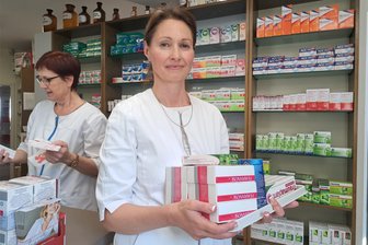 Flöha: Warum am Mittwoch viele Apotheken geschlossen haben - Anke Lischka, Inhaberin der Oederaner Stadt-Apotheke sowie der Apotheke am Brühl (Foto), und Mitarbeiterin Gabriela Drechsler (v. r.)