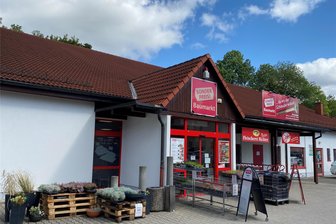 Flöha: Warum am Sonderpreis-Baumarkt in Flöha eine Hüpfburg steht - Der Sonderpreis-Baumarkt an der Augustusburger Straße in Flöha feiert am Sonnabend sein zehnjähriges Bestehen.