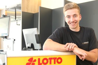 Flöha: Was ein 21-jähriger Jungunternehmer mit einem alten Postamt vorhat - Paul Zieschang freut sich auf den Start in der „Alten Post" in Flöha.