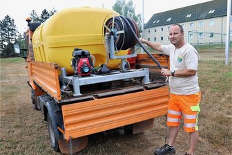 Flöha: Wenn das Gießen zur Tagesaufgabe wird - Auf geht's: Andreas Löser vom Bauhof der Gemeinde Niederwiesa startet derzeit einmal pro Woche zum Gießen. Auf dem Kleinlaster ist ein mobiler Wassertank mit Pumpe montiert. Besonders die jungen und neu gepflanzten Bäume bekommen Wasser. 