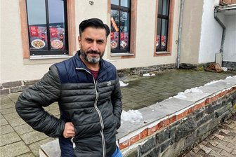Flöha: Wie Bürger auf die Panzerlieferungen reagieren - Mitarbeiter Khan Zaman vor dem Imbiss "Gleis 7". Auch in Flöha werden zur Mittagszeit die großen Themen der Weltpolitik besprochen. Die Meinungen zur Panzer-Lieferung an die Ukraine sind derweil eindeutig. Foto: Johannes Ross