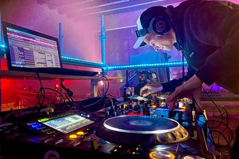 Flöha: Wie die Party im Bahnhof gelaufen ist - DJ D-Mexx, Sebastian Jacob aus Annaberg-Buchholz, bei der Party im Bahnhofsgebäude.