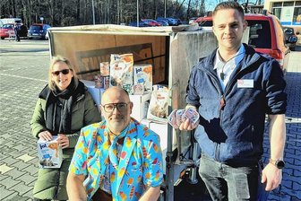 Flöha: Wie Katzen von Glühwein und Kondomen profitieren - Daniel Ivandic (Mitte), Rewe-Chef Ralf Ruscher (rechts) und Katrin Jope vom Tierschutzverein bei der Übergabe. 